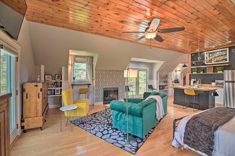 Stylish Studio with Fireplace about 3 Mi From Dtwn! Apartment in Saratoga Springs