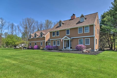 Stylish Studio with Fireplace about 3 Mi From Dtwn! Apartment in Saratoga Springs