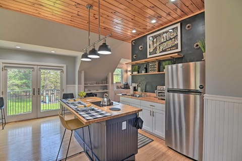 Stylish Studio with Fireplace about 3 Mi From Dtwn! Apartment in Saratoga Springs