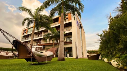 Property building, Day, Natural landscape, Garden, Garden view, sunbed