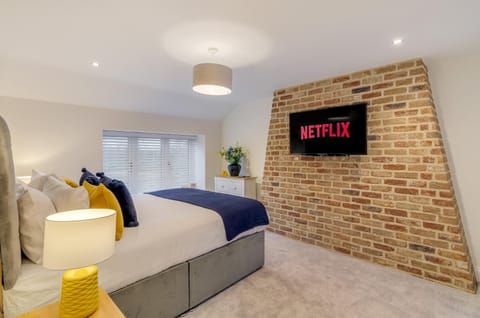 Bed, TV and multimedia, Photo of the whole room, Seating area, Evening entertainment, Bedroom