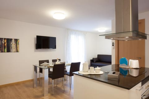 Day, Dining area