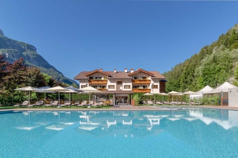 Property building, Swimming pool, Swimming pool