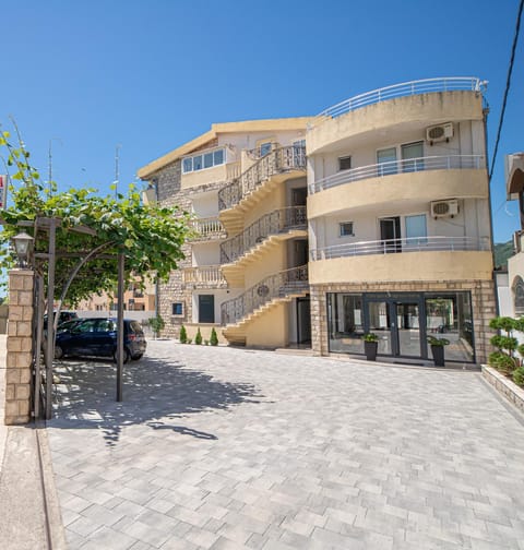 Property building, Neighbourhood, Street view, Parking