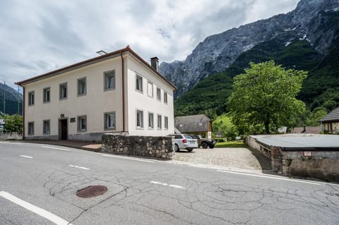 Property building, Day, Garden, Balcony/Terrace, Mountain view, Parking