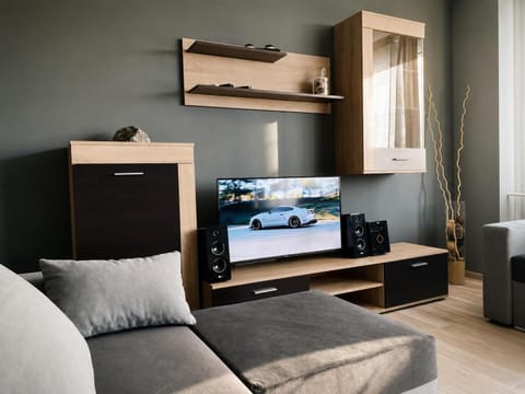 TV and multimedia, Living room, Seating area, Evening entertainment