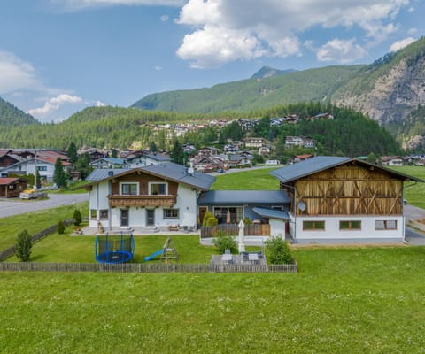Property building, Garden, Balcony/Terrace, Balcony/Terrace, Garden view, River view