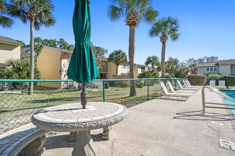 Natural landscape, Balcony/Terrace, Seating area, Pool view, Area and facilities, Swimming pool, sunbed