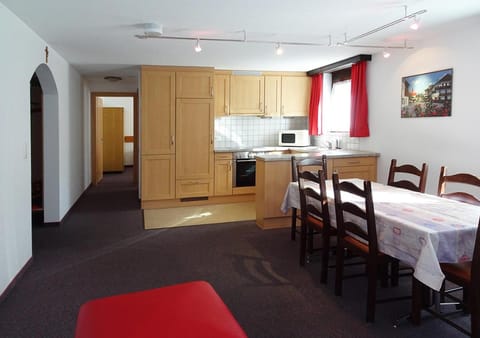 Nearby landmark, Restaurant/places to eat, Natural landscape, Skiing, Coffee/tea facilities, Balcony/Terrace, Kitchen or kitchenette, Dining area, Hiking, Mountain view, Supermarket/grocery shop, Shopping Area