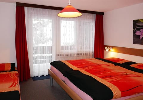 Nearby landmark, Restaurant/places to eat, Bed, People, Natural landscape, Skiing, Balcony/Terrace, Balcony/Terrace, Hiking, Bedroom, Mountain view, Mountain view, Supermarket/grocery shop, Shopping Area, Family