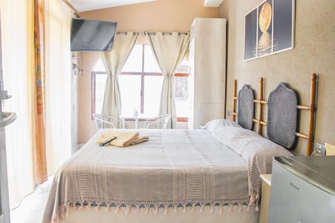 Bed, TV and multimedia, Photo of the whole room, towels