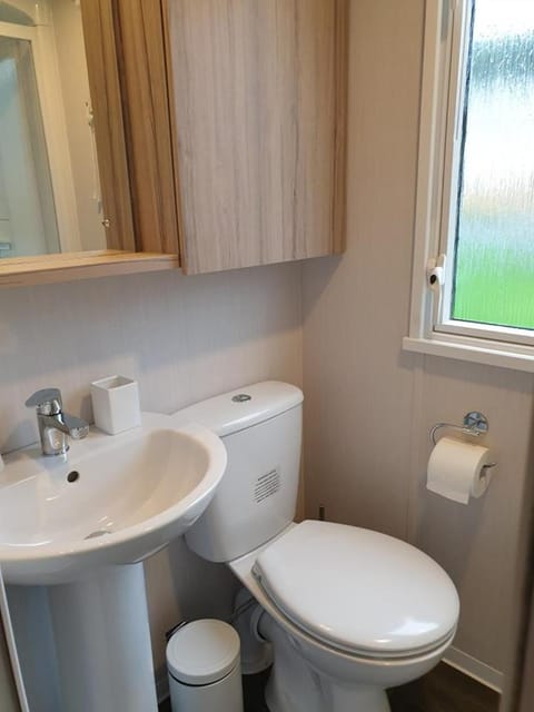 Coral Cabin Cabin in England