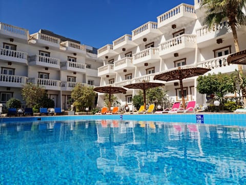 Property building, Day, Pool view, Swimming pool, Swimming pool, sunbed