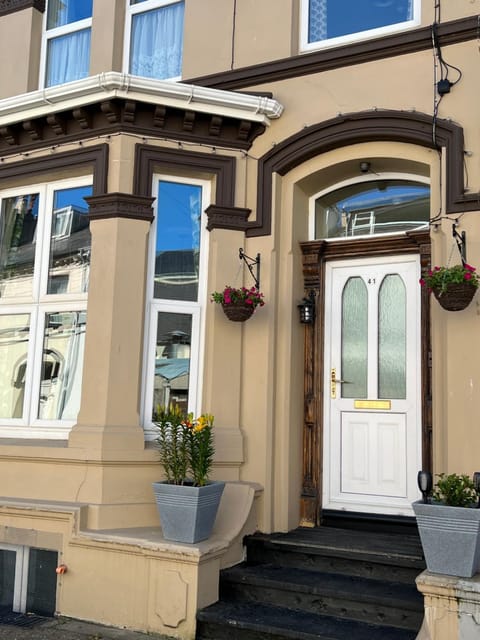 Sea-Renity - Self Catering Holiday Let Apartment in Douglas