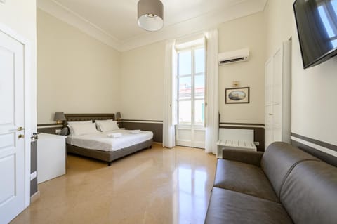 Bed, TV and multimedia, Photo of the whole room, Seating area, Bedroom
