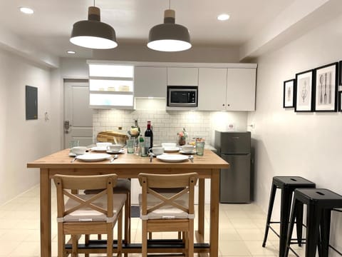 Kitchen or kitchenette, Dining area