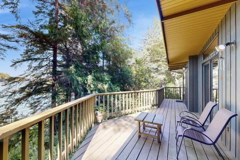 Marty's Lakehouse on the Coast House in Dunes City