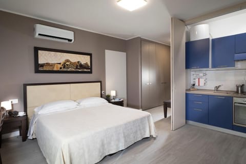 Bed, Kitchen or kitchenette, Photo of the whole room, Bedroom, oven, air conditioner