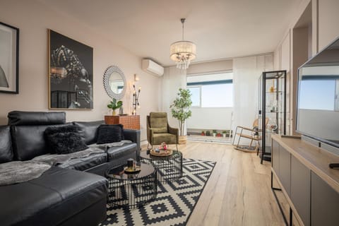 TV and multimedia, Living room, Seating area, air conditioner