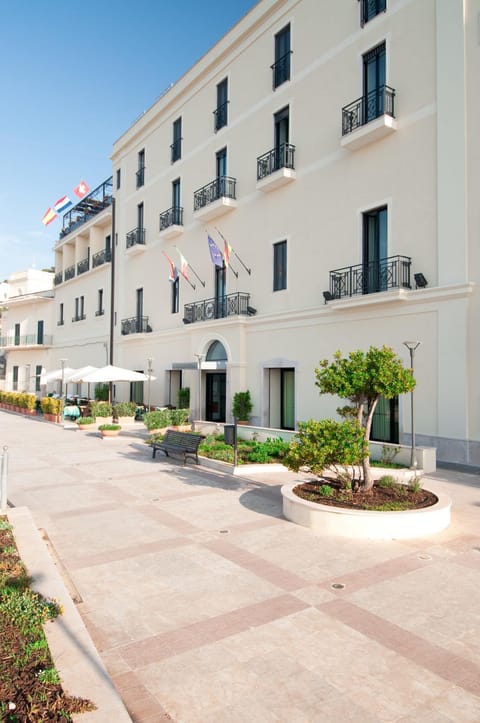 Restaurant/places to eat, Garden, Balcony/Terrace