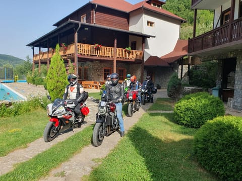 Property building, Day, Garden, Balcony/Terrace, group of guests