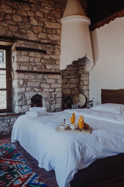 Bed, Bedroom, Breakfast, Continental breakfast, Drinks