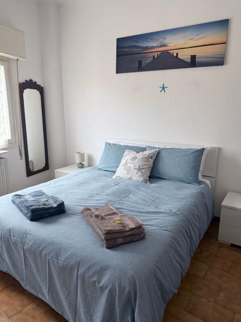 Bedroom, towels
