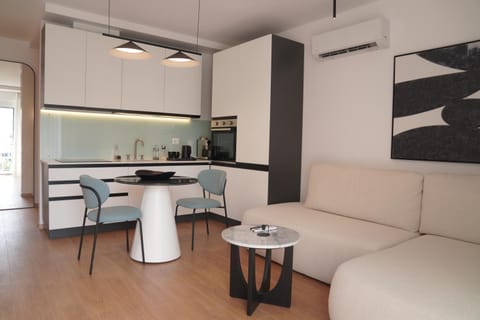 Kitchen or kitchenette, Living room, Seating area, minibar, air conditioner