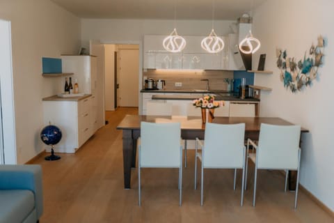 Kitchen or kitchenette, Seating area