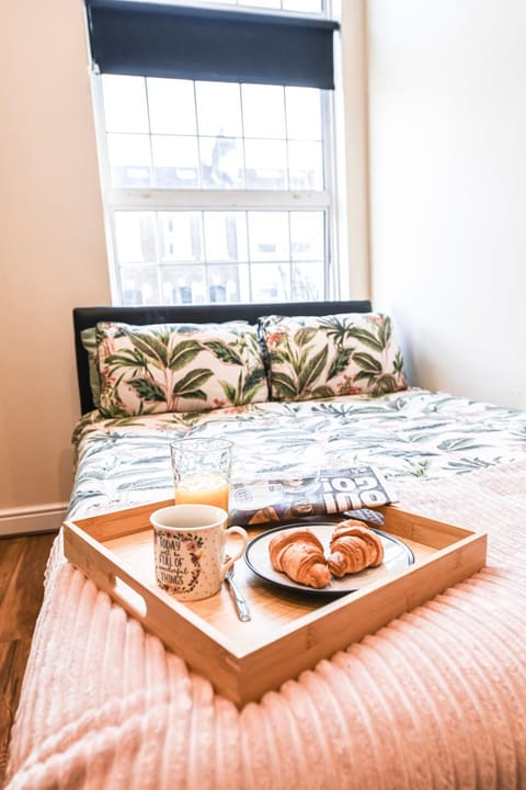 Bed, Photo of the whole room, Seating area, Bedroom