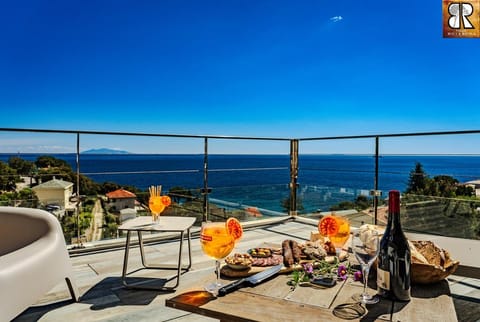Patio, Day, Natural landscape, View (from property/room), Balcony/Terrace, Food and drinks, Dining area, Food, Sea view