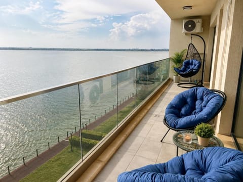 Day, Natural landscape, Balcony/Terrace, Seating area