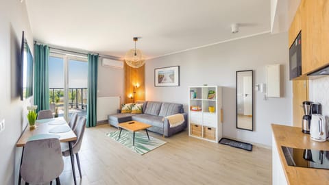 TV and multimedia, Kitchen or kitchenette, Living room, Seating area, Dining area