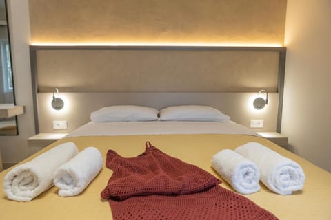Bed, Bedroom, towels