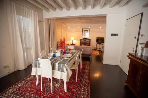 TV and multimedia, Living room, Seating area, Dining area