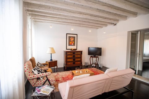 Communal lounge/ TV room, TV and multimedia, Living room, Seating area, Evening entertainment