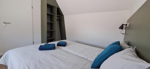 Bed, Bedroom, wardrobe, air conditioner