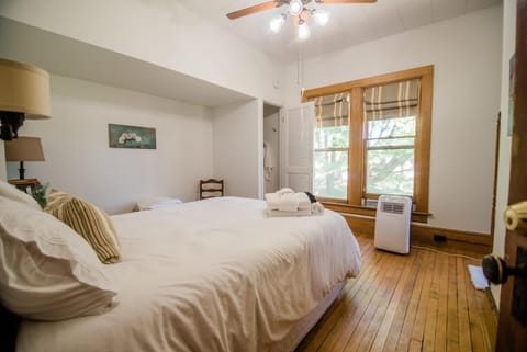 Charlie Room BW Boutique Hotel House in Central Lake