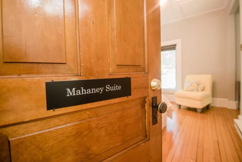Mahaney Suite BW Boutique Hotel House in Central Lake