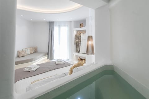 Property building, Bed, Hot Tub, Bedroom, towels