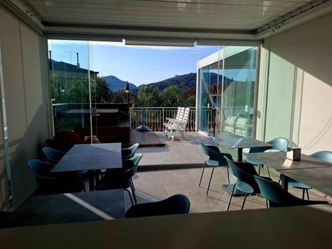 Property building, Restaurant/places to eat, Day, Natural landscape, Hot Tub, View (from property/room), Balcony/Terrace, Living room, Banquet/Function facilities, Seating area, Dining area, Mountain view, Breakfast, Open Air Bath