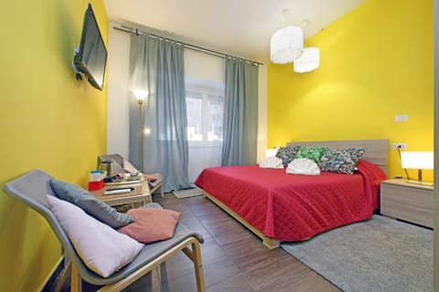 Bed, TV and multimedia, Photo of the whole room, Bedroom, towels