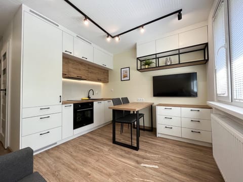 TV and multimedia, Kitchen or kitchenette, Dining area, stove
