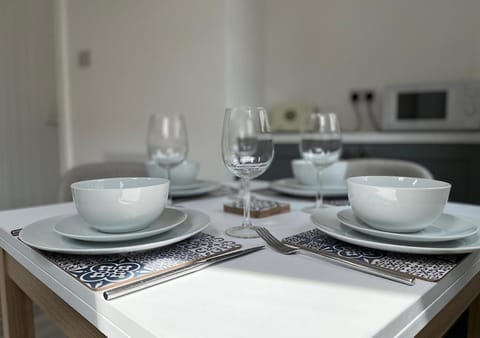 Coffee/tea facilities, Dining area, Drinks, kitchen