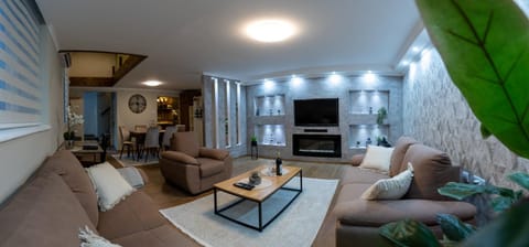 TV and multimedia, Living room, Dining area, flat iron, air conditioner, air conditioner