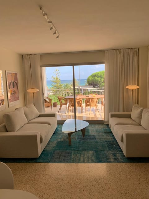 Bed, View (from property/room), Balcony/Terrace, Living room, Business facilities, Decorative detail, Seating area, Sea view, internet, locker, air conditioner
