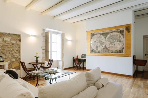 Communal lounge/ TV room, Library, Lounge or bar, On site, Area and facilities, Internal: Not applicable to any particular room