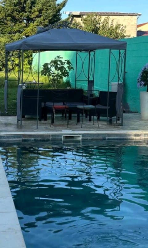 VILLA BELLA avec piscine et jacuzzi Villa in Auvergne-Rhône-Alpes