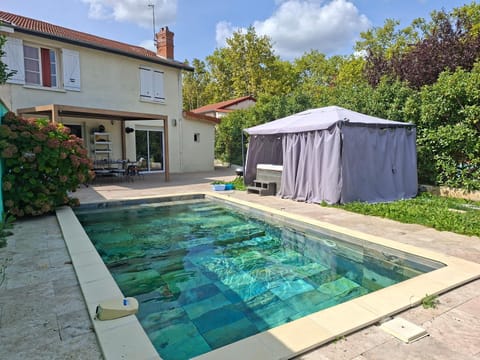 VILLA BELLA avec piscine et jacuzzi Villa in Auvergne-Rhône-Alpes