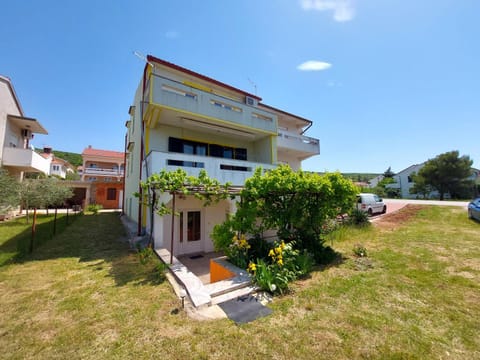 Patio, Facade/entrance